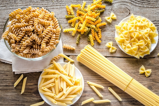 Macarrão cru com cogumelos e tomate cereja