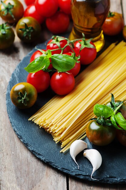 Macarrão cru com tomate, manjericão e óleo