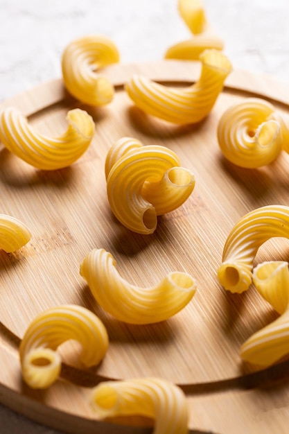 Macarrão cru em uma tábua de madeira