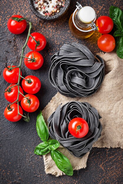 Macarrão cru preto com tomate e manjericão