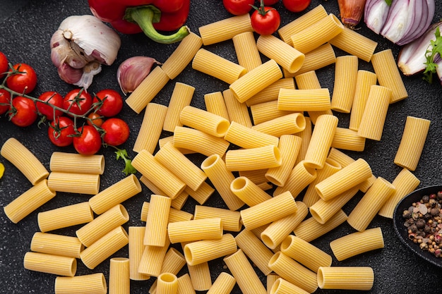 macarrão cru rigatoni ingredientes refeição comida lanche na mesa cópia espaço comida fundo rústico topo