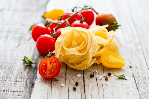 Macarrão cru, tomate, manjericão