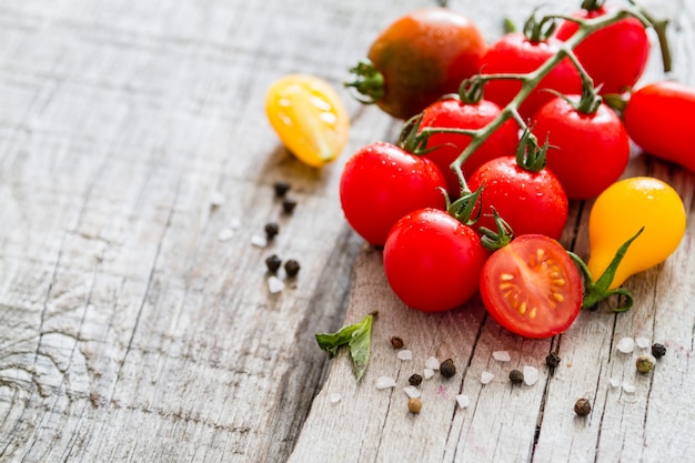 Macarrão cru, tomate, manjericão