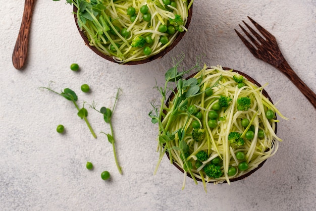 Macarrão de abobrinha com ervilhas verdes