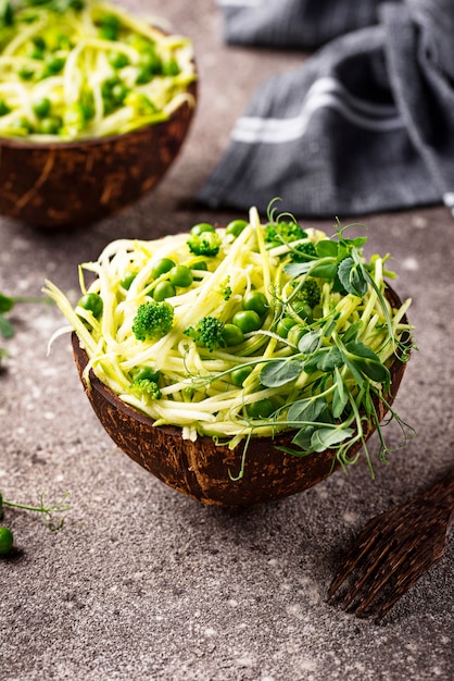 Macarrão de abobrinha com ervilhas verdes