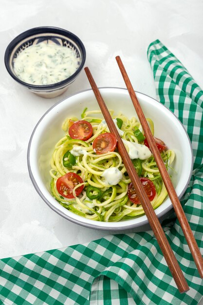 Foto macarrão de abobrinha com legumes