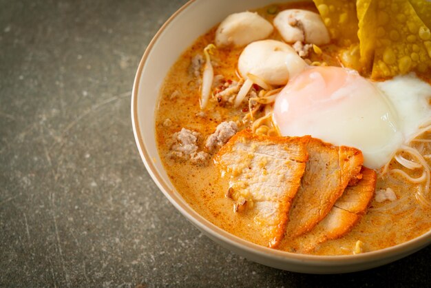 Macarrão de aletria de arroz com carne de porco assada almôndega e ovo em sopa picante