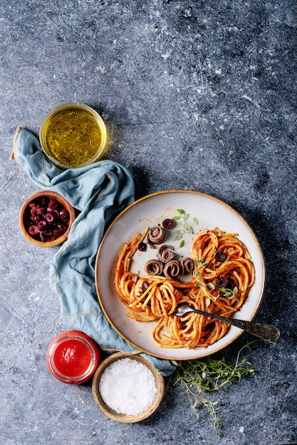 Macarrão de anchovas clássico italiano espaguete