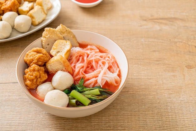 macarrão de arroz achatado com bolinhos de peixe e bolinhos de camarão na sopa rosa, Yen Ta Four ou Yen Ta Fo - estilo de comida asiática