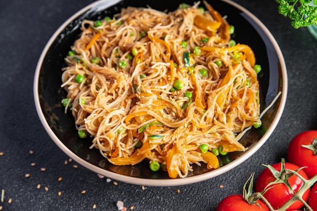 macarrão de arroz com legumes prato asiático fresco delicioso lanche refeição saudável comida lanche dieta