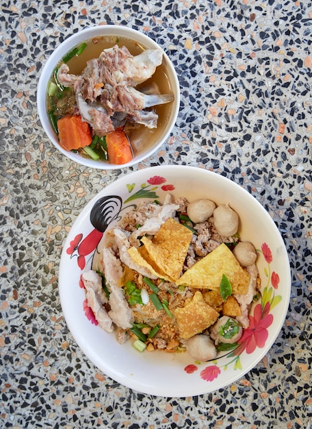 Macarrão de arroz largo com legumes de porco