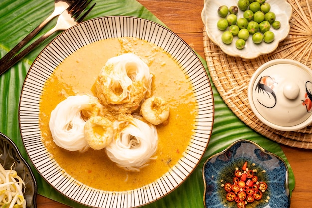 Macarrão de arroz ou Kkanomjeen namya krati em molho de curry de peixe com vegetais