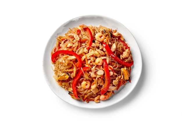 Macarrão de arroz picante com camarões fritos mexilhões lula e legumes no prato