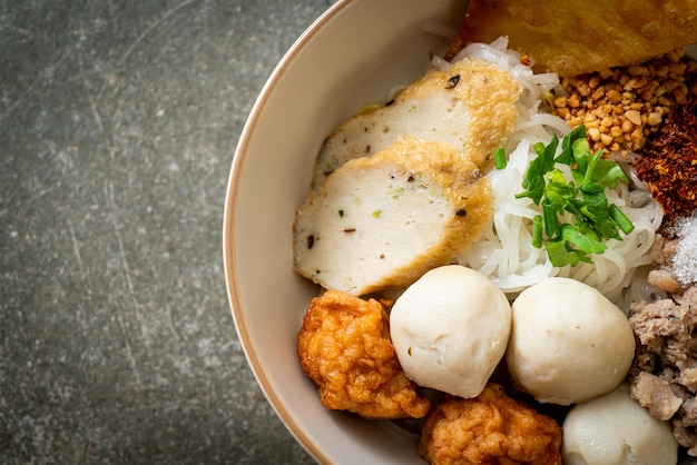 macarrão de arroz raso picante com bolinho de peixe e bolinho de camarão sem sopa