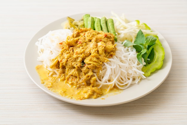 Macarrão de arroz tailandês com caril de caranguejo e vegetais variados