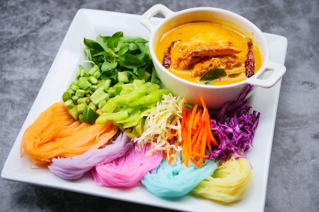 Macarrão de arroz tailandês em molho de caril com legumes