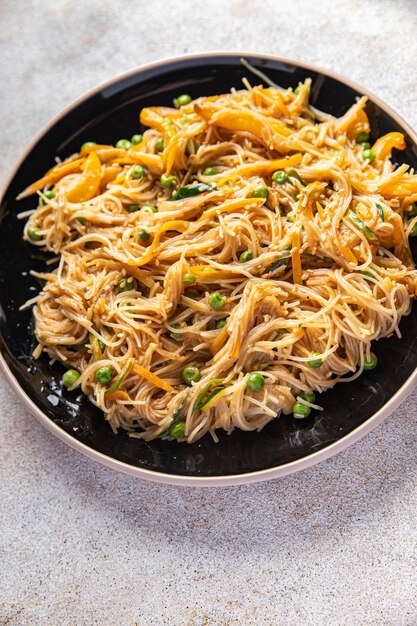 macarrão de arroz vegetal prato asiático refeição funchose fresca comida lanche na mesa cópia espaço comida