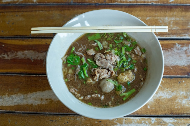 Macarrão de carne chinês com sopa clara Cozido de carne e almôndegas