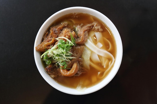 Macarrão de carne com sopa