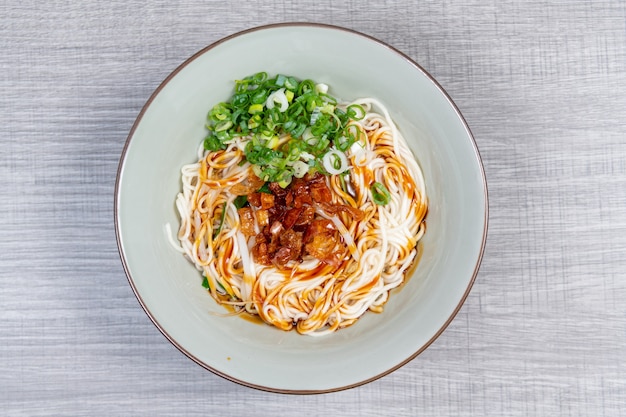 Macarrão de cebolinha, macarrão misto com cebolinha, óleo e molho de soja, alimentos taiwaneses