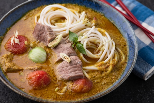 Foto macarrão de comida tailandesa com curry verde