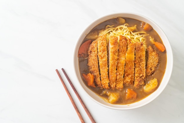 macarrão de curry com costeleta de porco frita tonkatsu