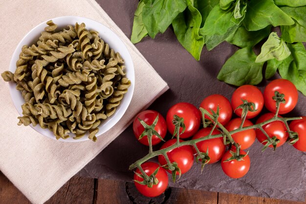 Macarrão de espinafre cru, vegetariano, vegan. Comida saudável.