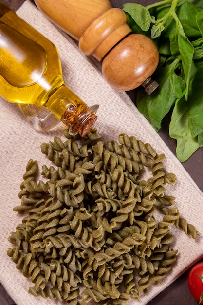 Macarrão de espinafre cru, vegetariano, vegan. Comida saudável.