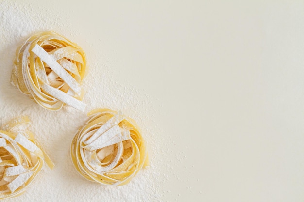 Macarrão de fettuccine de vista superior plana em um espaço de cópia de fundo branco