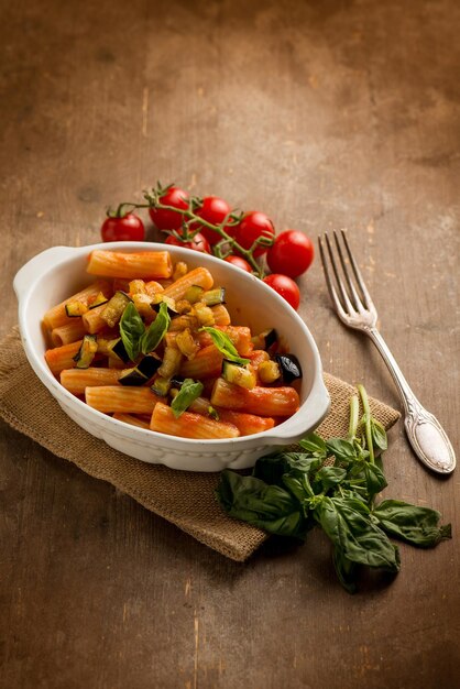 Macarrão de forno com berinjela tomate e manjericão fresco