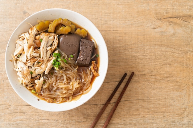 Macarrão de Frango Estufado em Tigela de Sopa Marrom - Comida Asiática