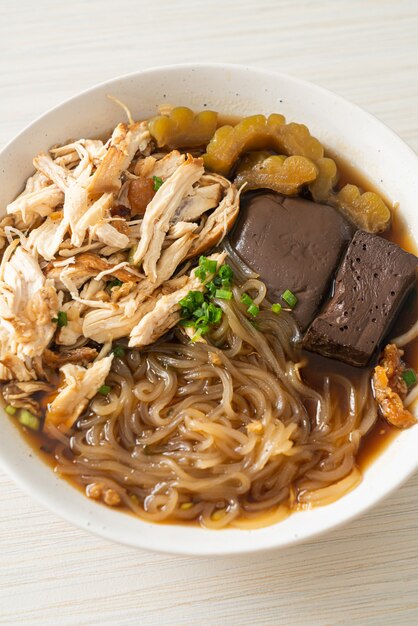 Macarrão de Frango Estufado em Tigela de Sopa Marrom - Comida Asiática