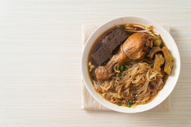 Macarrão de Frango Estufado em Tigela de Sopa Marrom - Comida Asiática