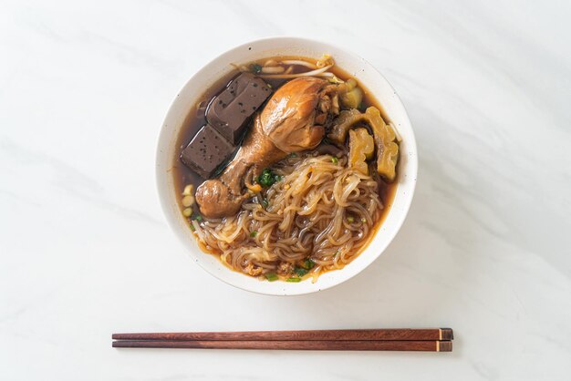 Macarrão de Frango Estufado na Tigela de Sopa Marrom - Comida Asiática