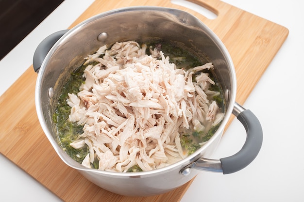 Macarrão de frango saudável e saudável com cenoura e ervas