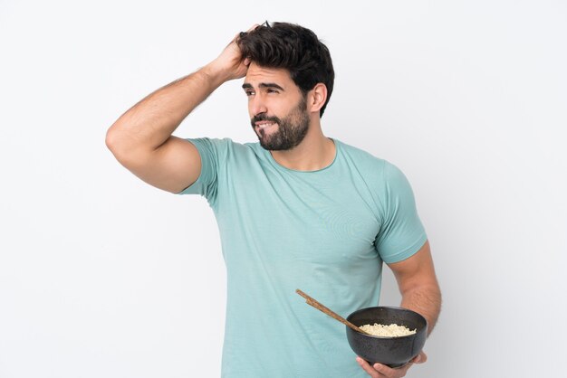 Macarrão de homem comendo sobre parede isolada