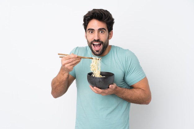 Macarrão de homem comendo sobre parede isolada