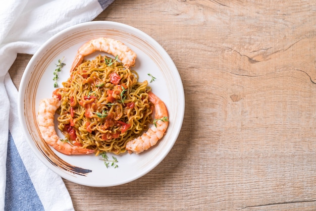 macarrão de legumes com molho de tomate e camarão