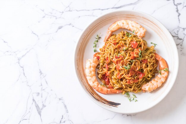 macarrão de legumes com molho de tomate e camarão