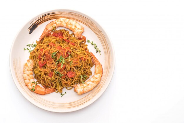 macarrão de legumes com molho de tomate e camarão