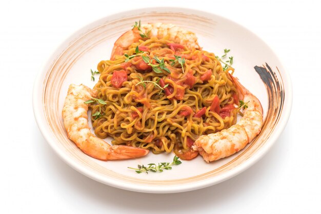 macarrão de legumes com molho de tomate e camarão