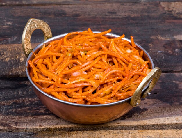 Macarrão de legumes frito picante veg