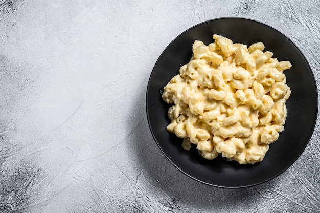 Macarrão de macarrão estilo americano com molho de queijo