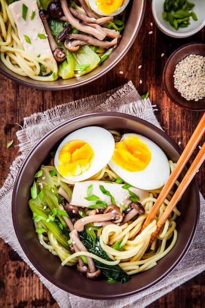 Macarrão de miso asiático com ovos, tofu e cogumelos shimeji