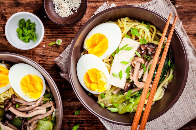 Macarrão de miso asiático com ovos, tofu e cogumelos shimeji