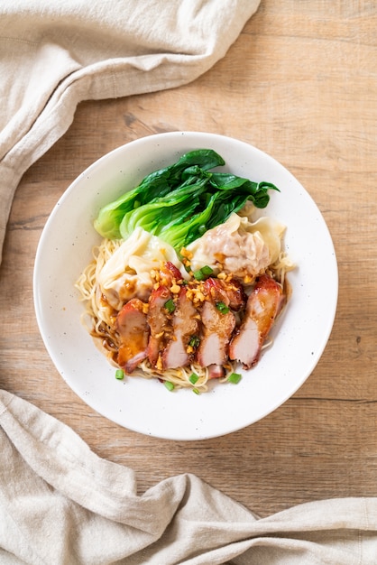 macarrão de ovo com carne de porco assada vermelha e wonton