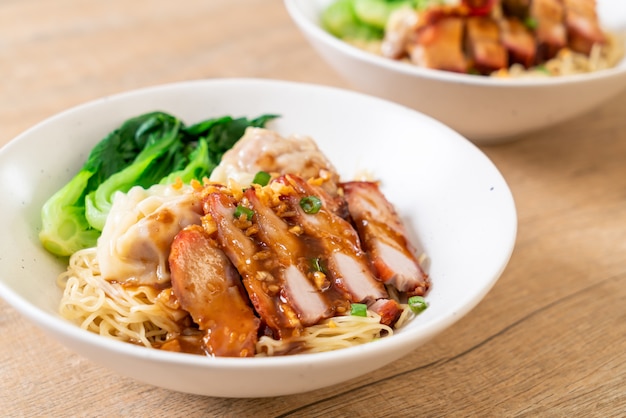 macarrão de ovo com carne de porco assada vermelha e wonton