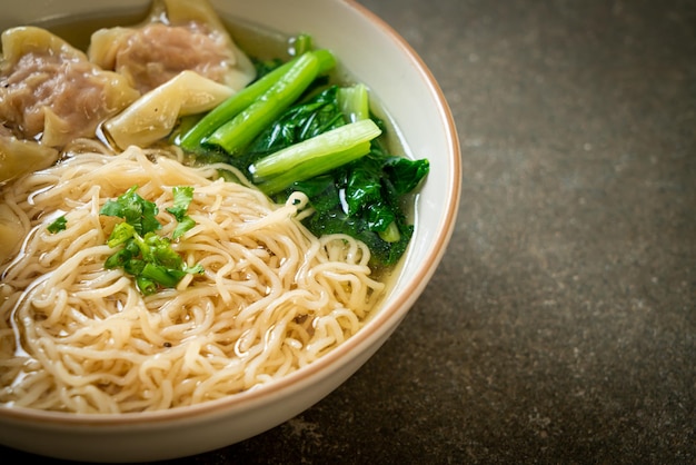 Macarrão de ovo com sopa de wonton de porco ou sopa de bolinhos de carne de porco e legumes