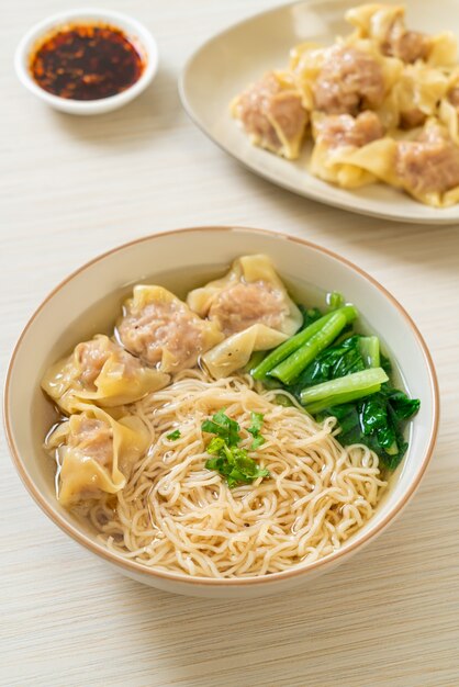 Macarrão de ovo com sopa de wonton de porco ou sopa de bolinhos de porco e vegetais - comida asiática