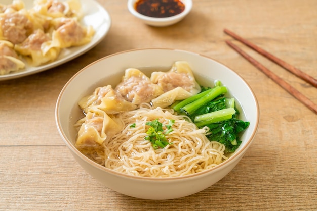 Macarrão de ovo com sopa de wonton de porco ou sopa de bolinhos de porco e vegetais - comida asiática